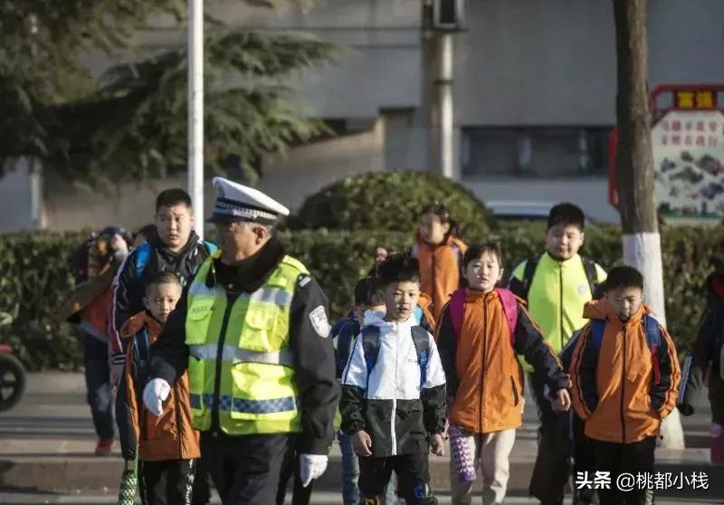 59岁了还在指挥交通！他已经从“蜀黎”变成了“爷爷