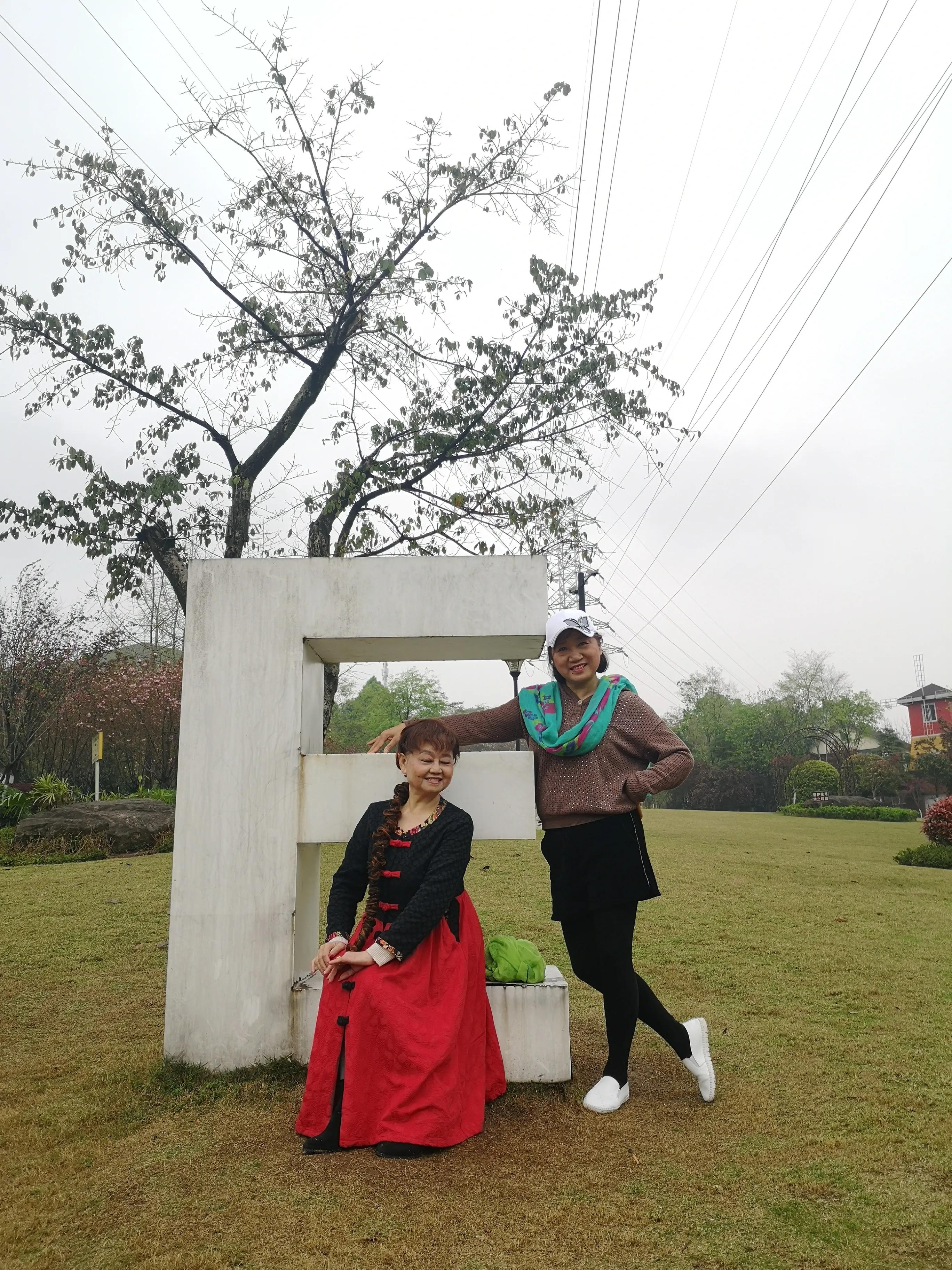 春游和姐妹踏青,春游踏青姐妹拍照