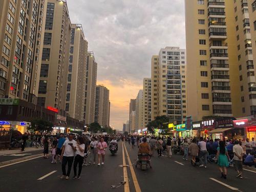 昆明盈江路占道经营,昆明近期城管严打占道经营