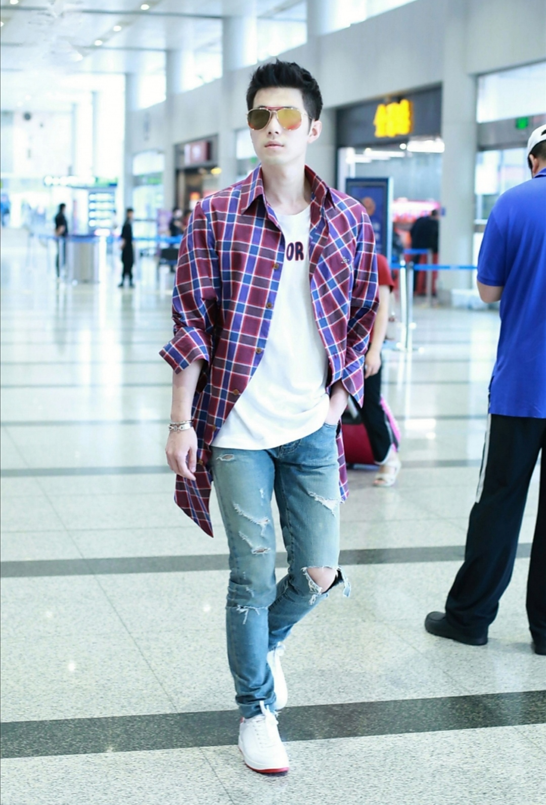 早秋格子衬衫穿搭2019,初秋必备单品经典白衬衫