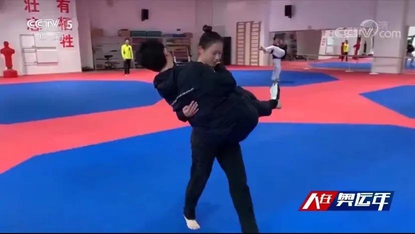 这样的“*力暴**萝莉”，丑吗？