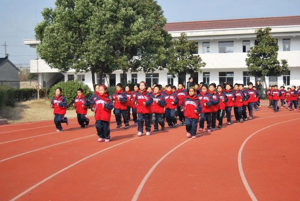 每天一节体育课,数学老师还能教体育,杭州滨江“超标”开课破题体教融合