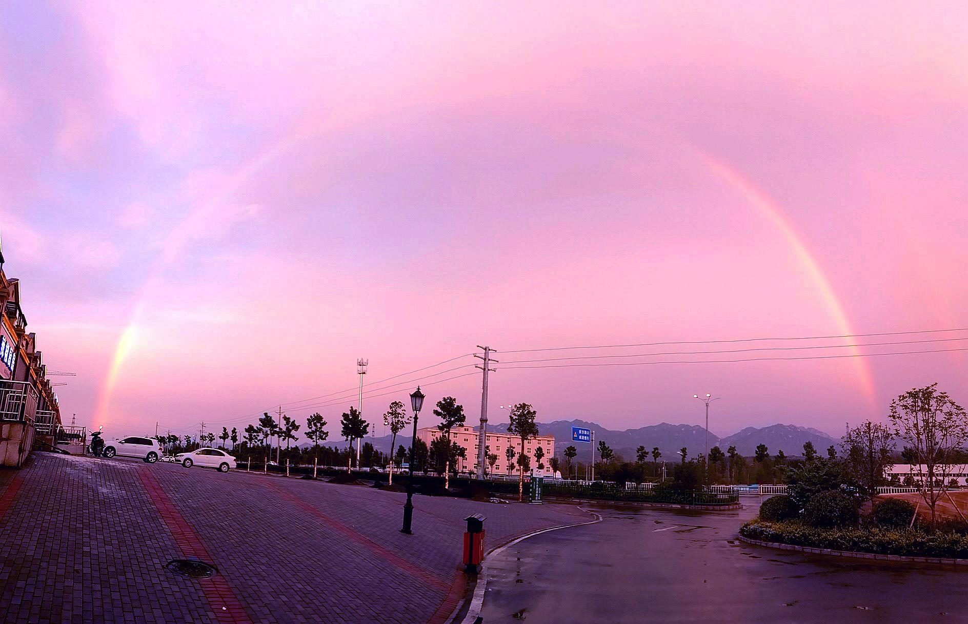 下了一天一夜的小雨,下了一天小雨傍晚居然出现了晚霞
