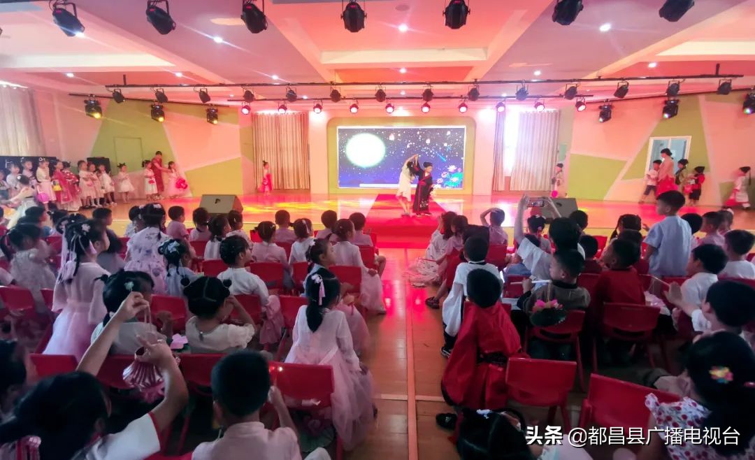 中秋节花灯汉服视频,中秋花灯制作活动