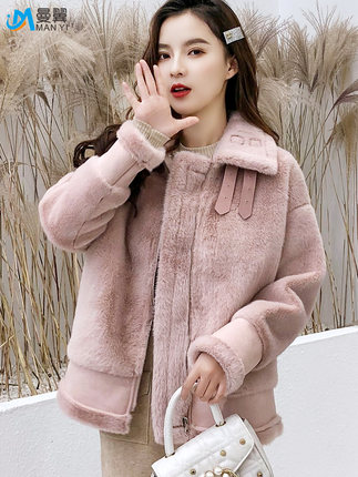 羊羔绒外套如何穿保暖舒适又减龄,冬季能当外套穿的羊羔绒外套