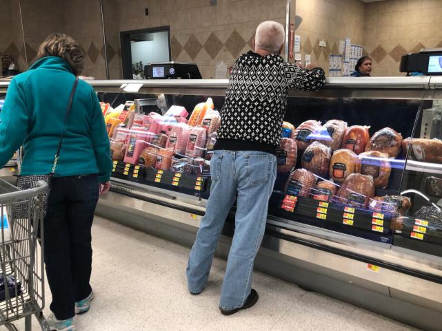 美国沃尔玛被议员批评工资低得饿死人，普通上班族真的很难吗