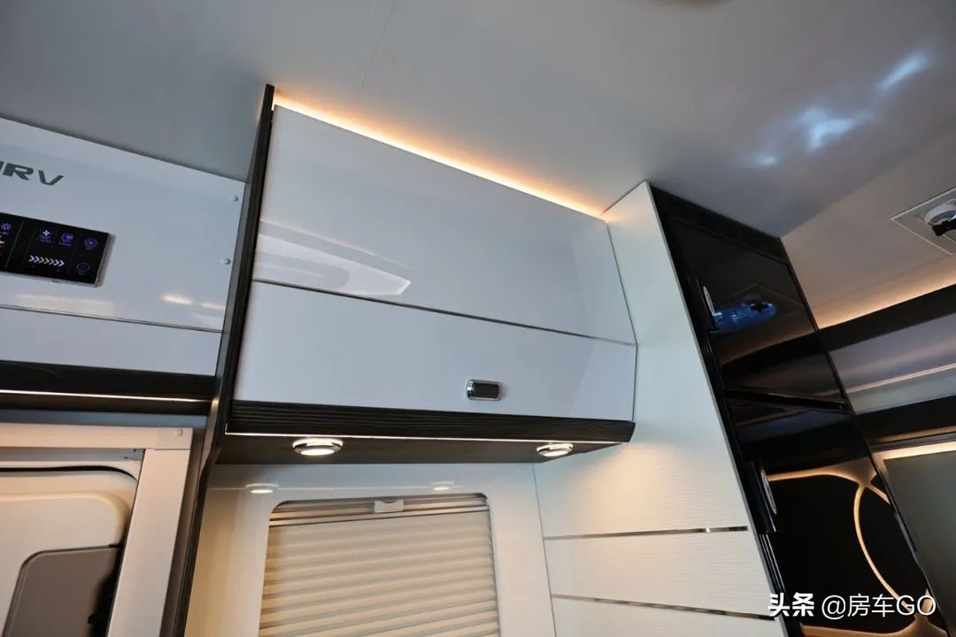 这台房车有5种充电方式，车内电器语音控制，卫生间也是干湿分离
