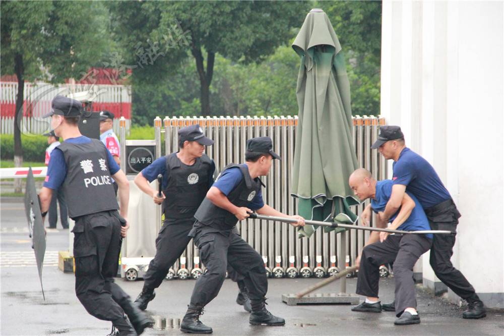 反恐防暴安全演练歹徒爆燃场景,防暴演练结果引来真歹徒