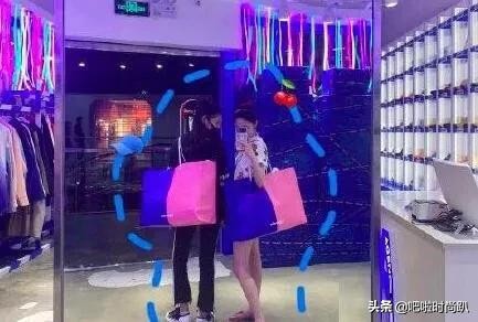 周洁琼短裙穿搭,周洁琼黑色裙子黑长筒鞋