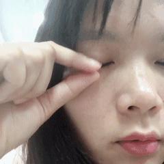 隐形眼镜，摘比戴更难啊朋友们！