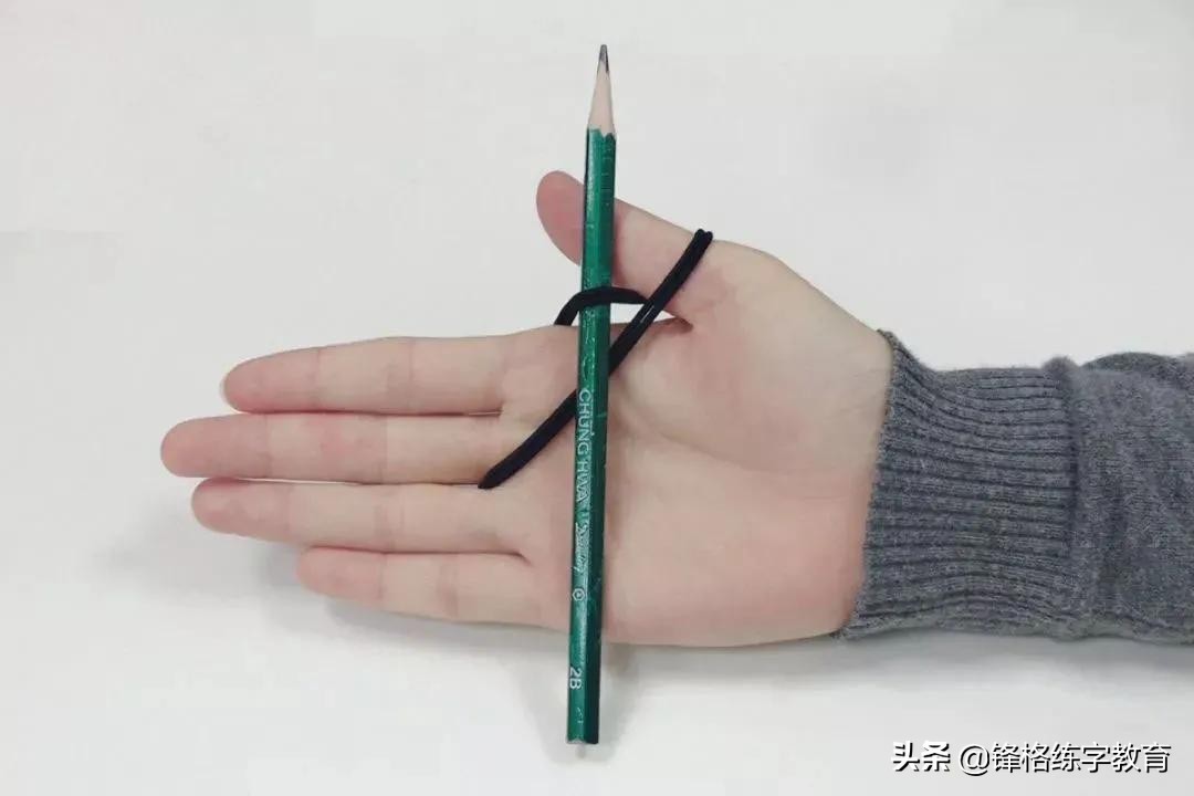 怎么教孩子纠正握笔姿势,如何纠正孩子错误的握笔姿势