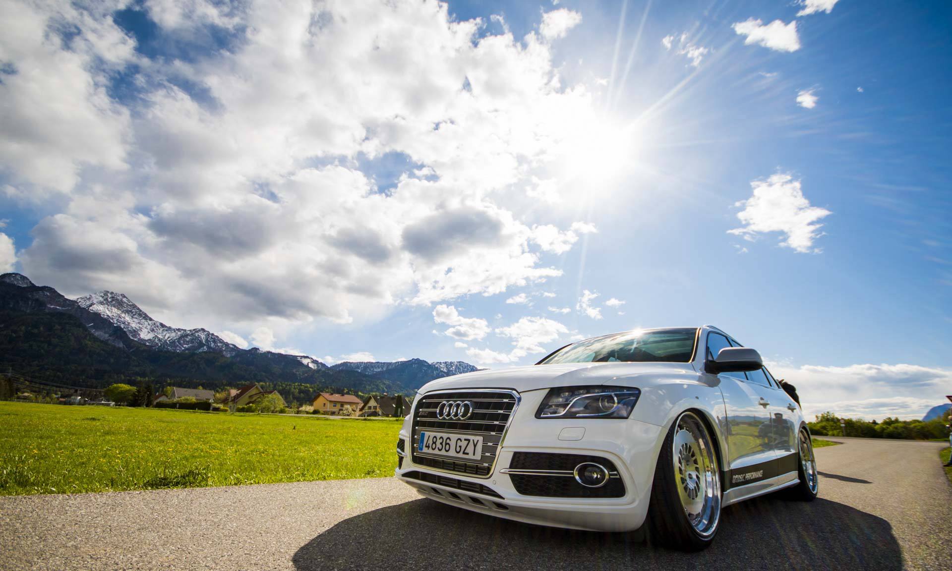 奥迪Q5改装成低趴“大钢炮”，令人着迷的竞技姿态！