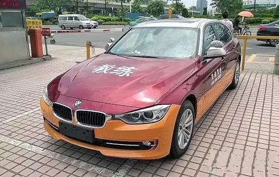 路上看见教练车怎么办,路上看到停在路边的保时捷