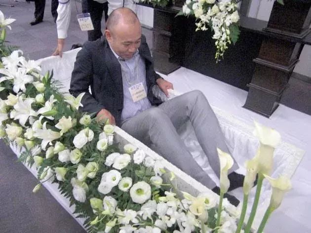 给日本人送终的生意，是怎么被菏泽曹县人垄断的？