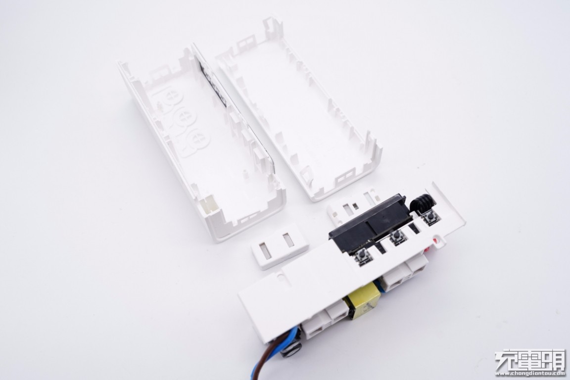 公牛插座新款和老款拆解,带USB接口公牛插排