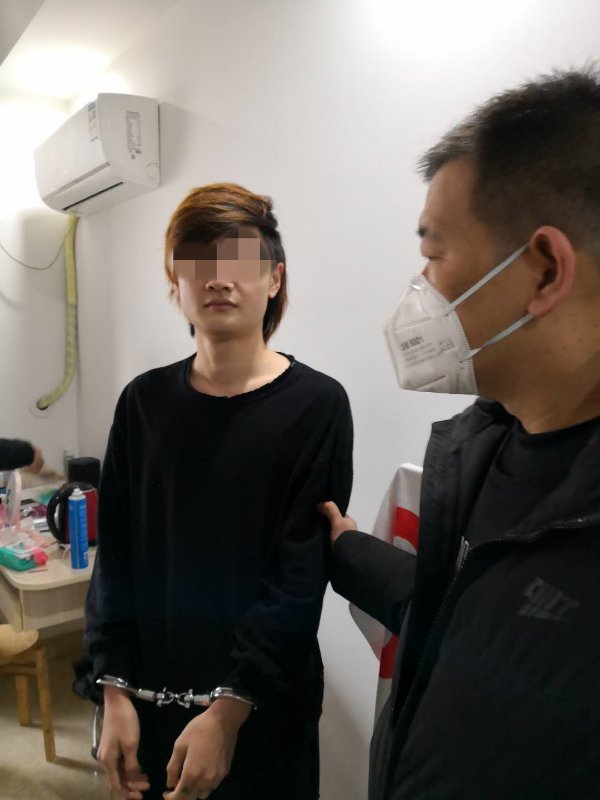 不法分子诈骗卖口罩,民警训斥骗买口罩的人