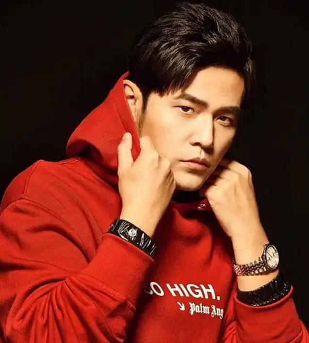 怎么处理“唱歌忘词”？王源嘟嘟嘴，周杰伦机智，王力宏最独特