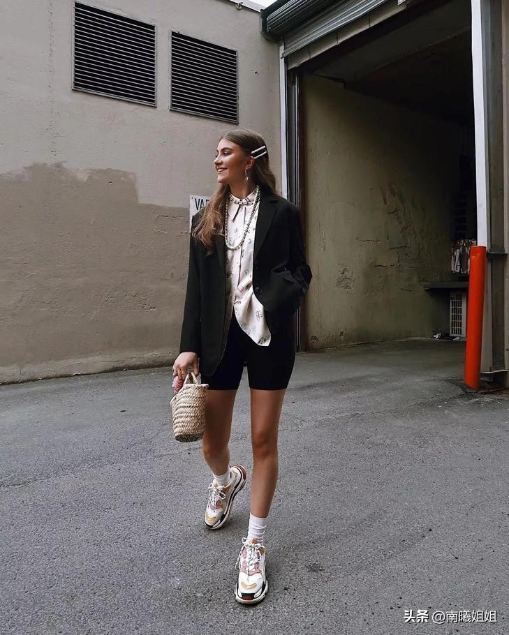 小黑西装怎样搭配好看,五十岁女人穿小黑西装怎样搭配