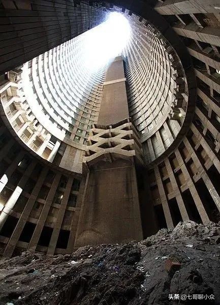 电影里的大厦倒塌现场,电影里建筑物突然崩塌的片段