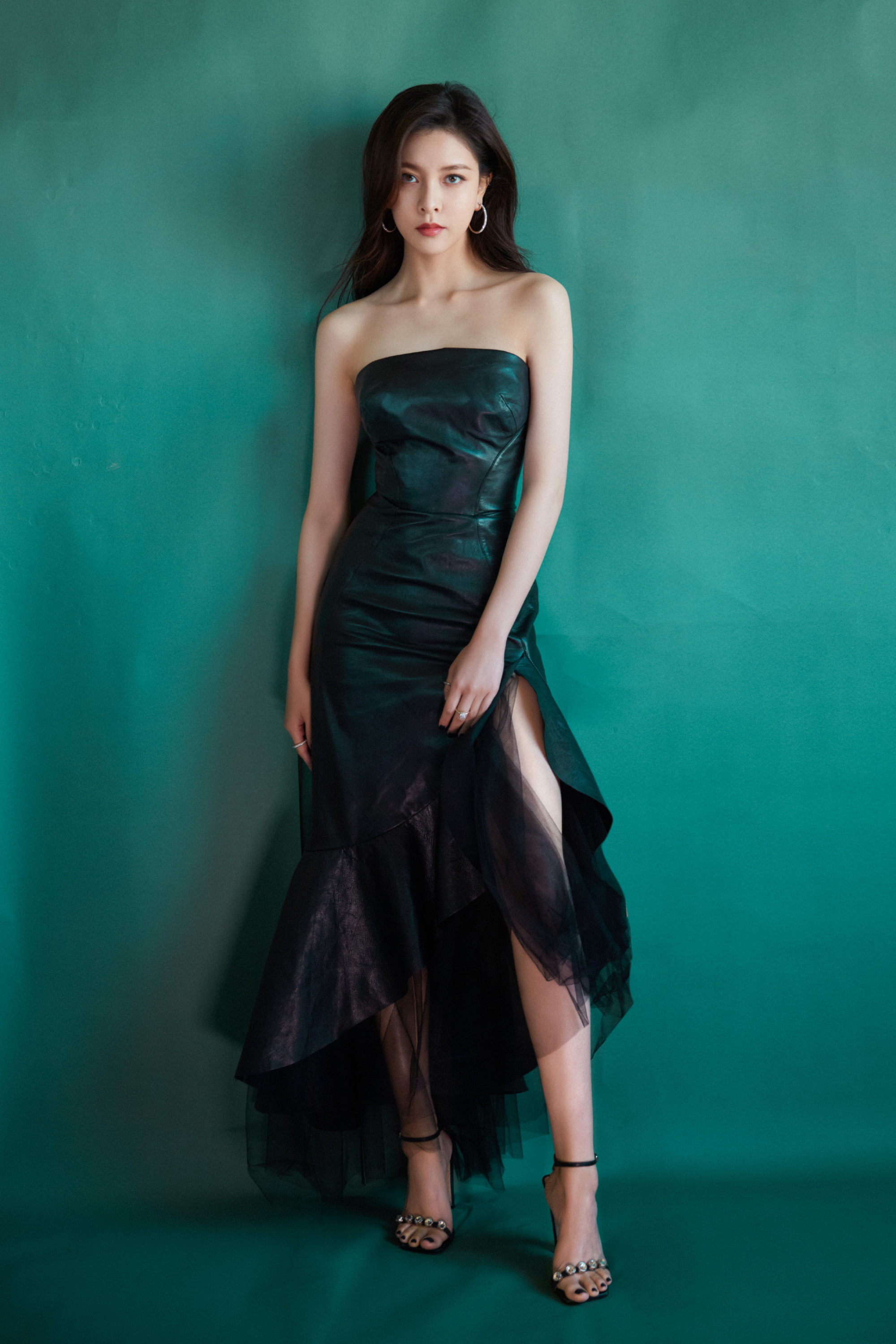 交叉绑带上衣宋妍霏同款 (宋妍霏黑色长裙造型照片)