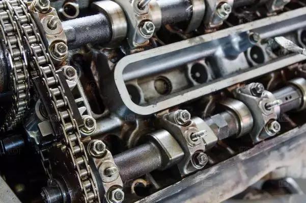 汽车换机油时有必要清理发动机吗,汽车换机油越早对发动机越好