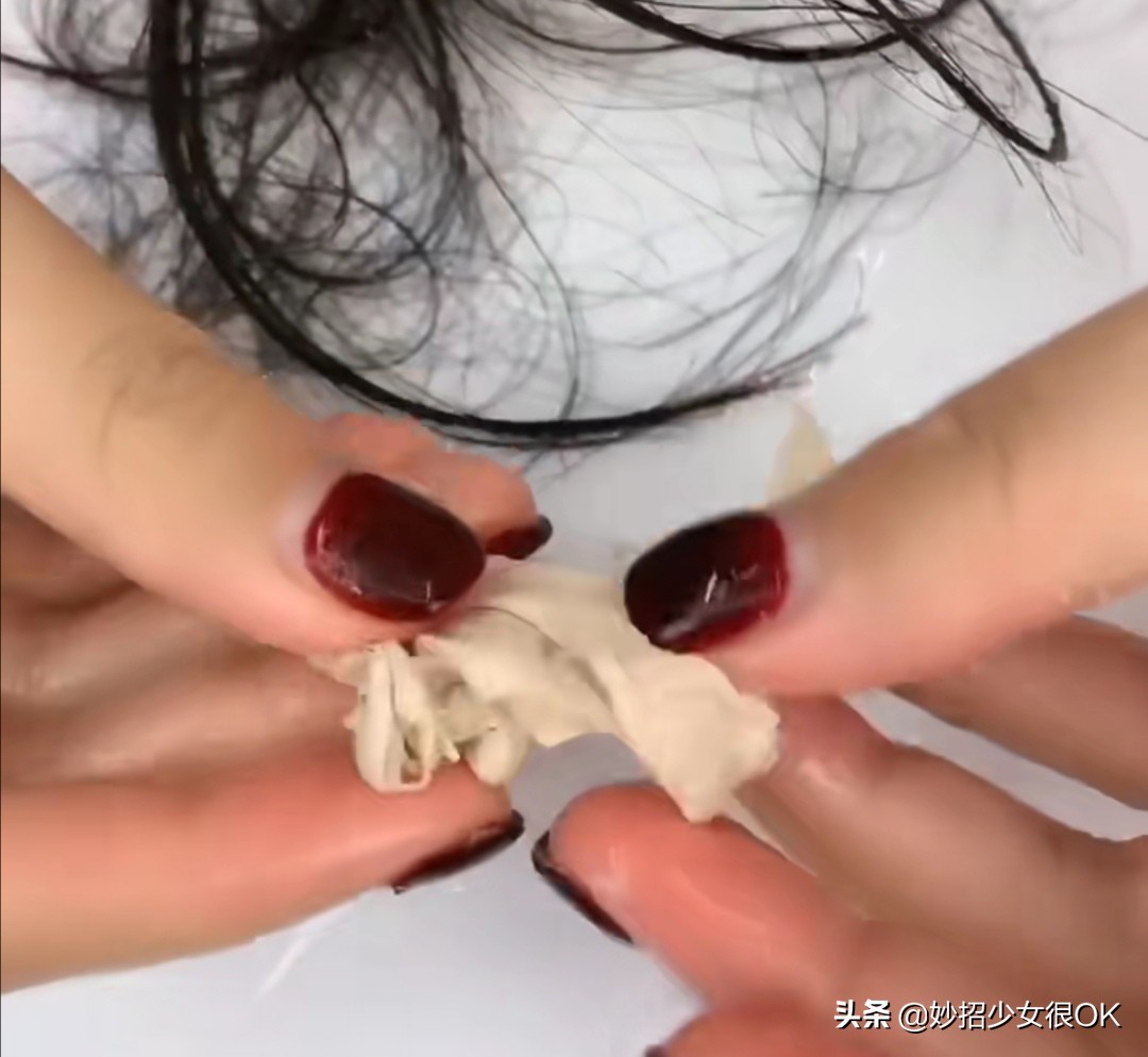 口香糖不小心粘在头发上的小妙招,小孩头发上粘了口香糖怎么去除