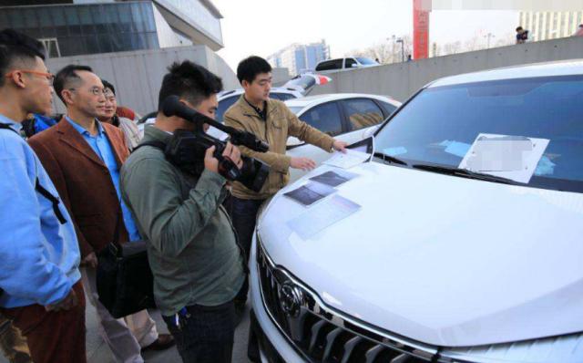 定金交了4s店还不给提车,定金已付对面单方面加钱