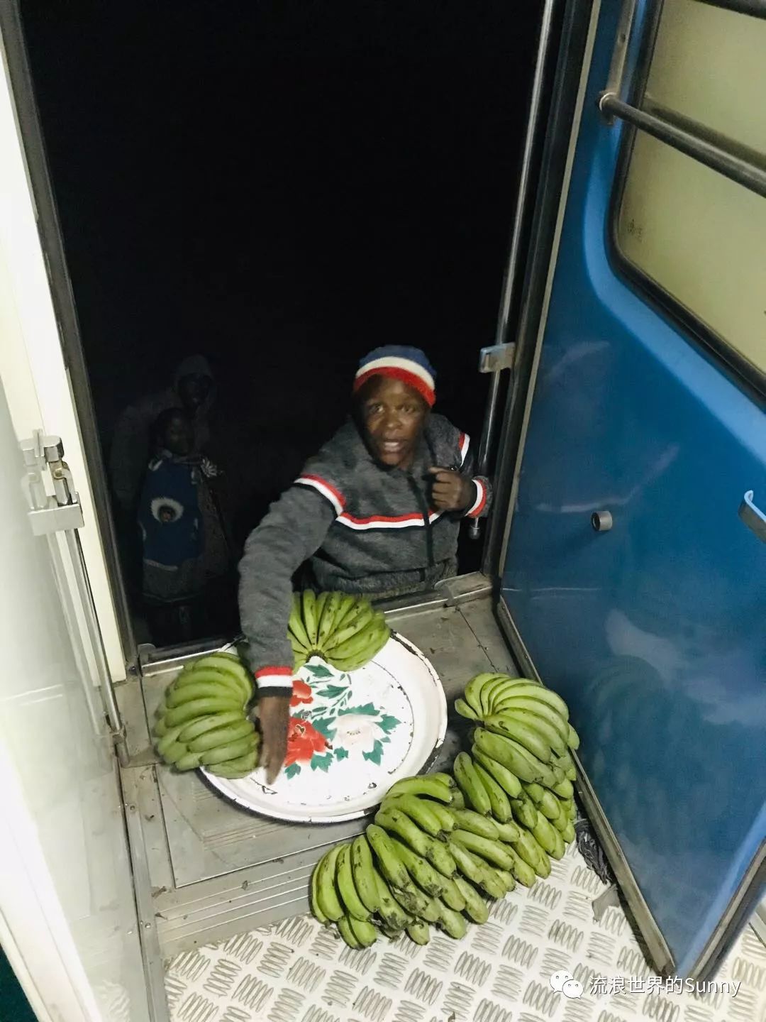 流浪非洲，乘坐中国援建火车去赞比亚，满满的亲切