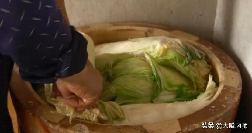 腌酸菜怎么才不会有亚硝酸盐,腌制酸菜小诀窍放一年都不会坏