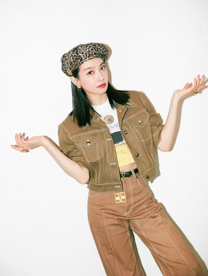 宋茜西装外套搭牛仔裤,宋茜贝雷帽配格纹大衣