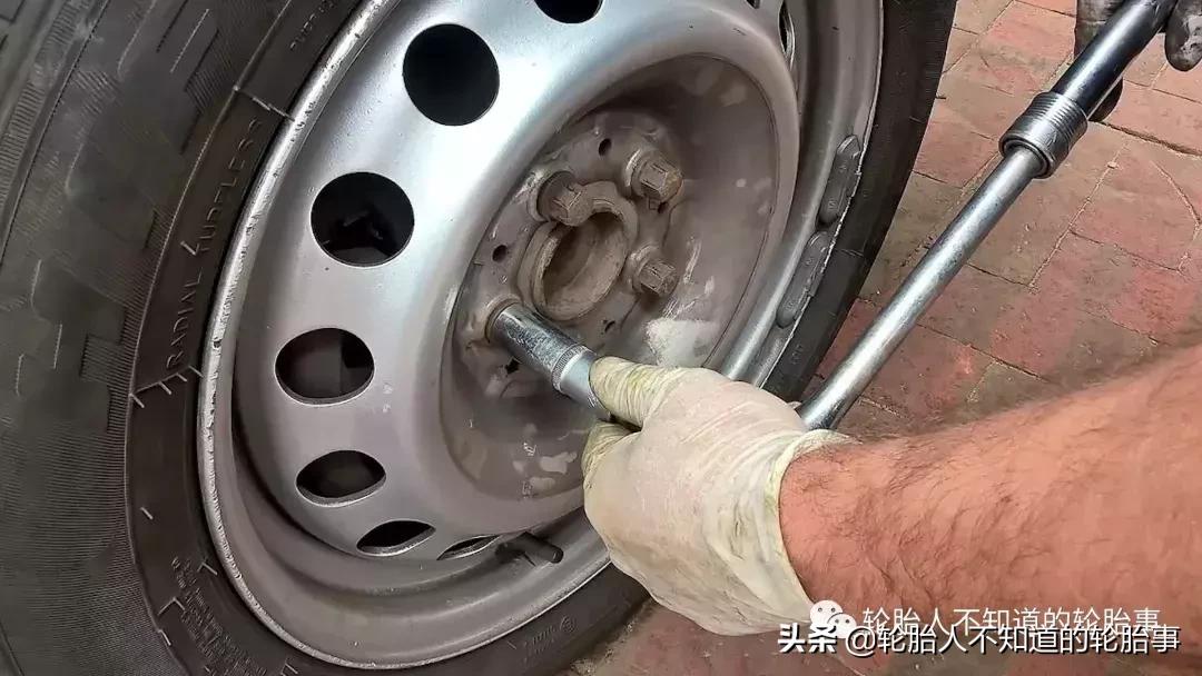 换轮胎神器制作,自制翻旧轮胎神器