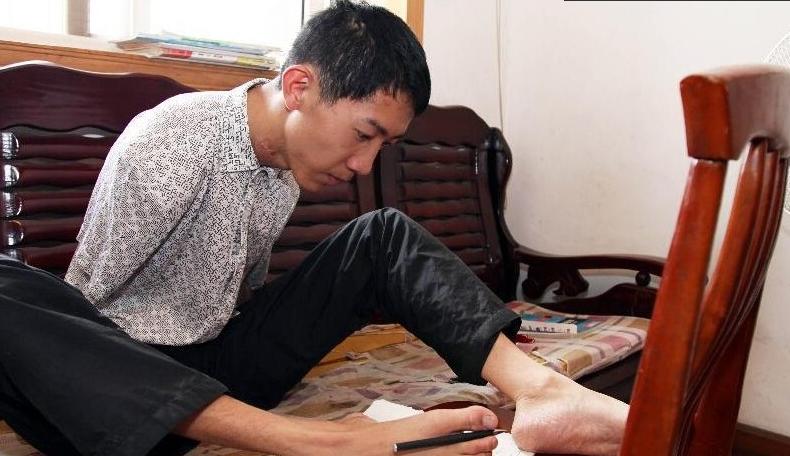 无臂高考少年彭超,无臂少年彭超