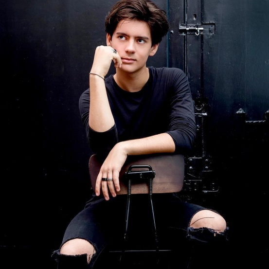 14岁成为英国最小CEO，客户覆盖全球，他的颜值和衣品还不输模特