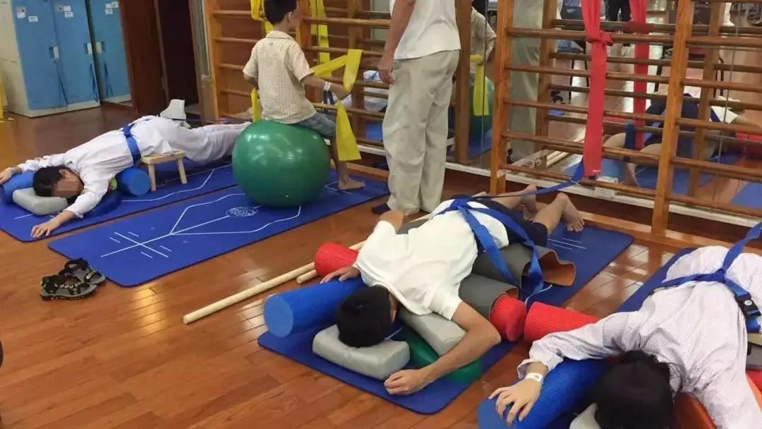 治疗青少年脊柱侧弯最好的方法,四种危害青少年成长的健康杀手