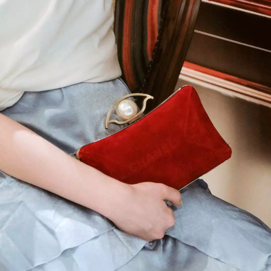 废旧纸袋如何做收纳包包,大牌纸袋斜挎包包改造教程