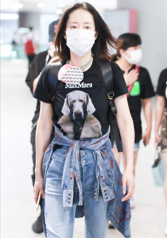 44岁刘敏涛才90斤，穿挂脖上衣“上紧下宽”，身形纤瘦显年轻