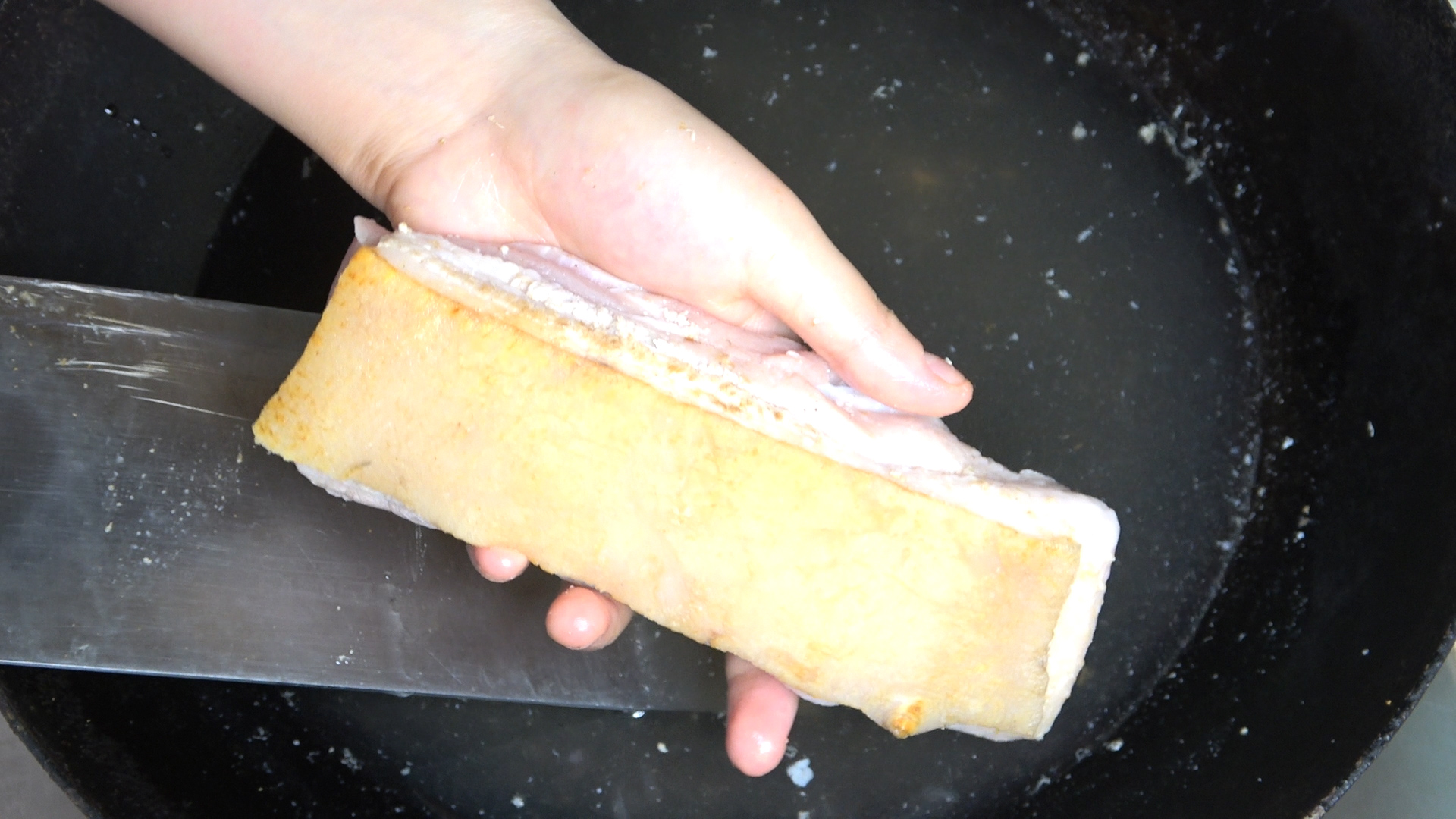 五花肉放锅里烫一下去除毛腥味,五花肉放锅里一蒸瞬间变美食