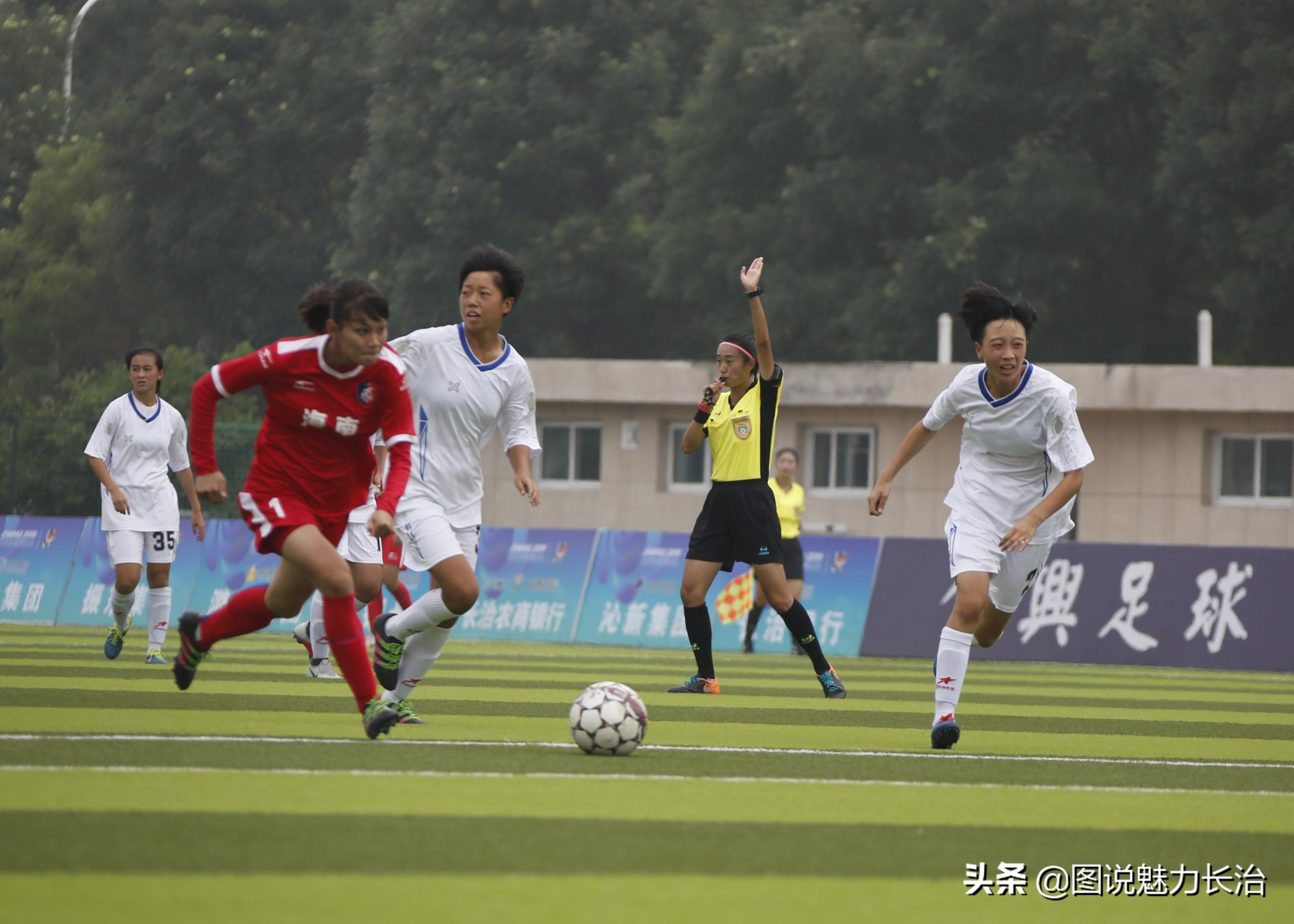 足球球员受伤瞬间,盘点足球比赛上的精彩瞬间