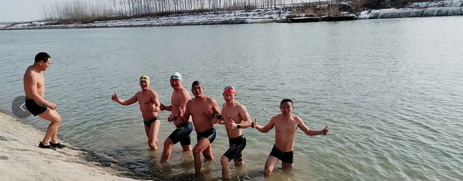 他们用横渡古淮河的方式庆祝国庆