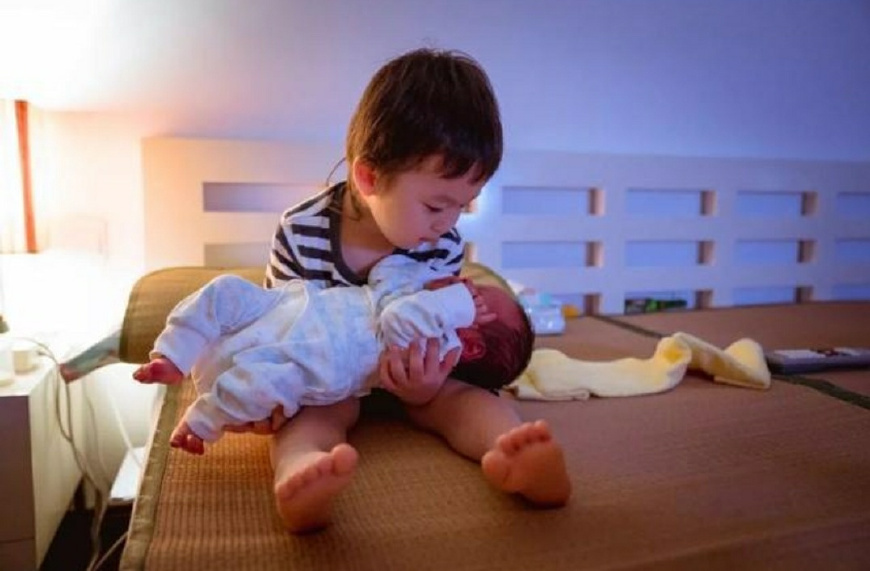 黄磊教育女儿的技巧书,黄磊机智回应女儿尿床