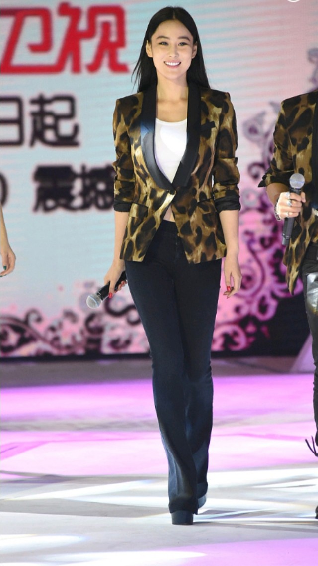 张馨予霸气眼神,张馨予大气粉裙走红毯惊艳迷人