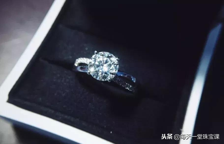 现在买到的钻石都是人造钻石吗,为什么人造钻石比天然钻石品质好