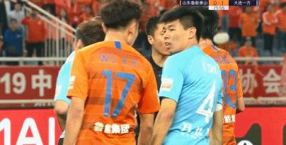 挨一巴掌就倒地，中国男足你还能再软点吗？