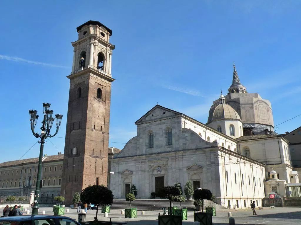 雪山下的城市美术作品,雪山下的艺术小镇在哪里