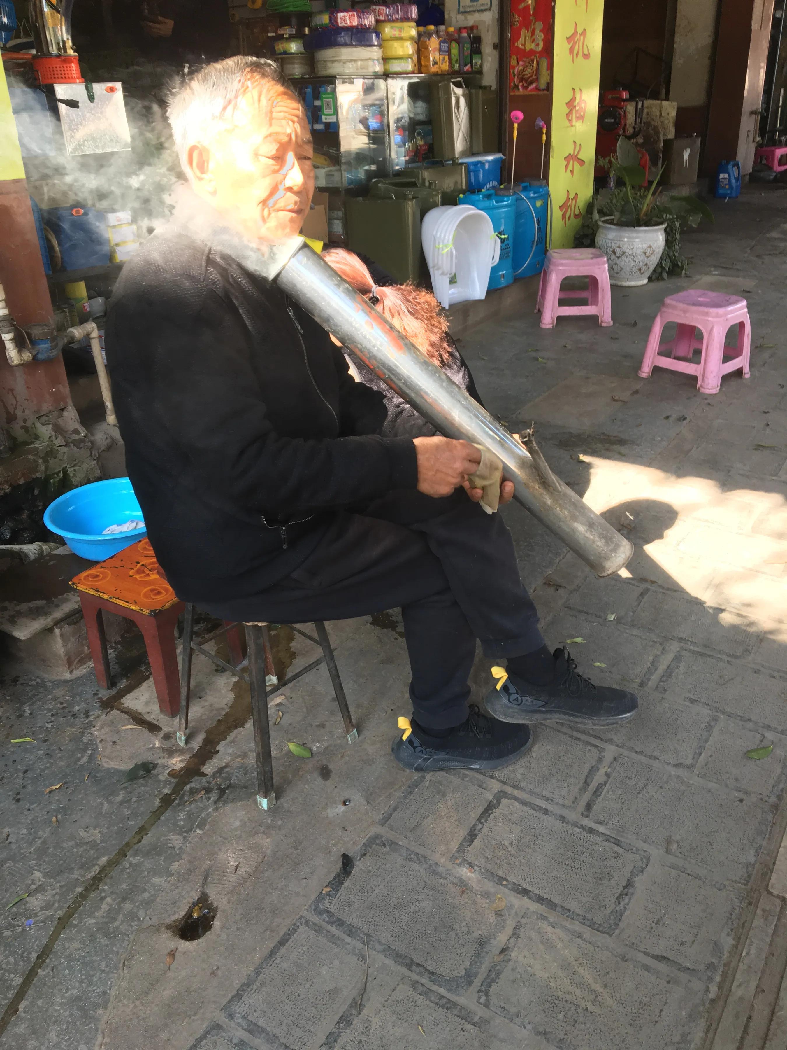 云南人抽烟,云南人抽烟方式