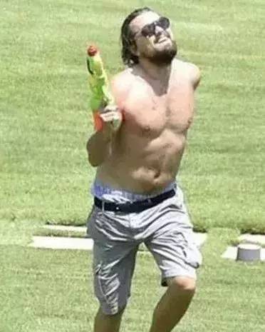 李现200斤未p照片曝光：你以为的腹肌男神，其实是自律狂魔