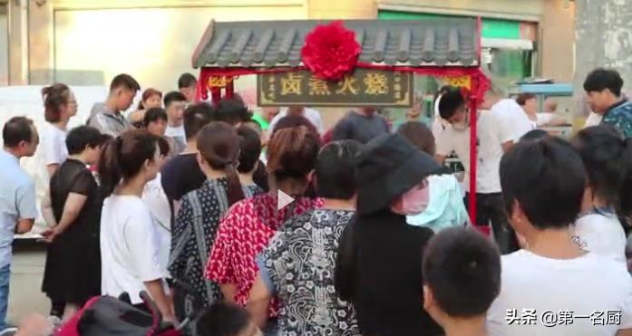 90后小伙卖卤煮火烧1碗10元忙不停,小伙创业卖卤煮火烧