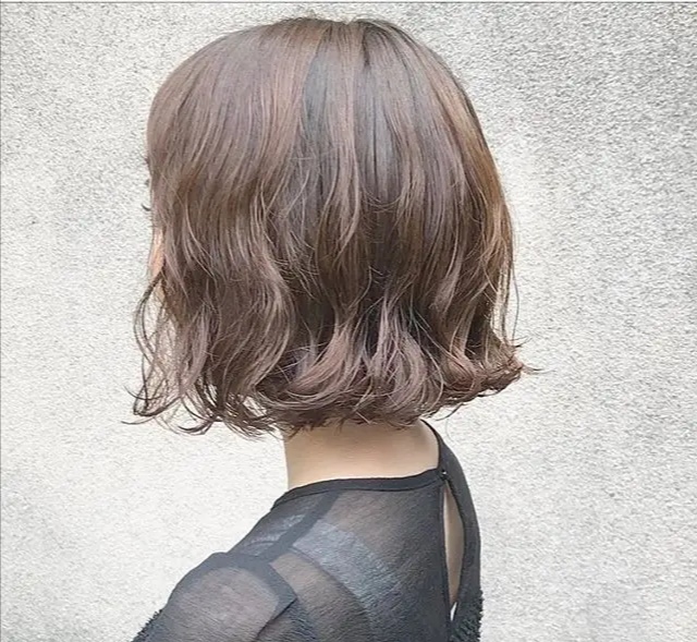 短发怎么烫又好看又不显老,五六十岁女士短发怎么梳不显老