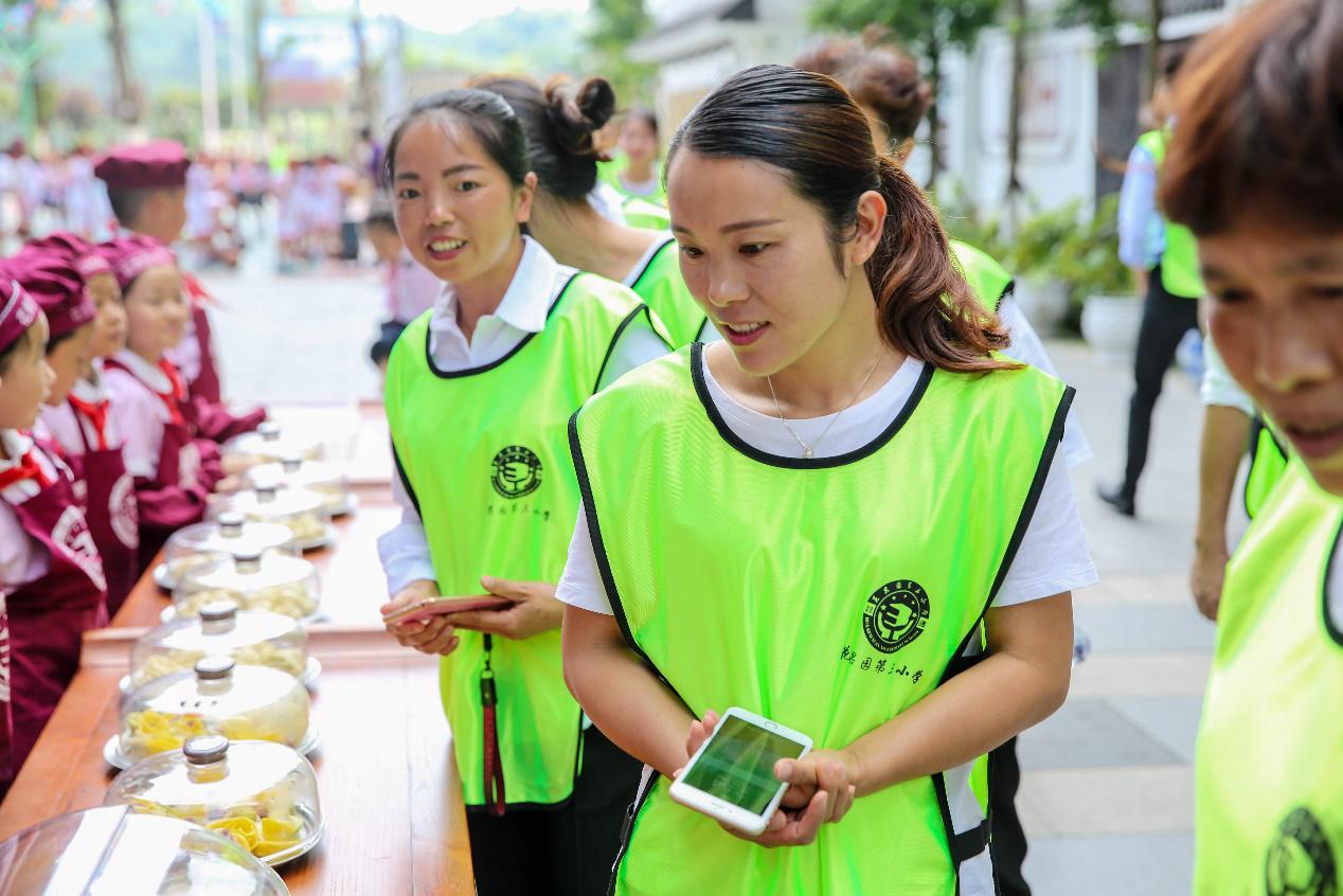 花三小学生展示“十八般武艺”下厨做饭给父母吃