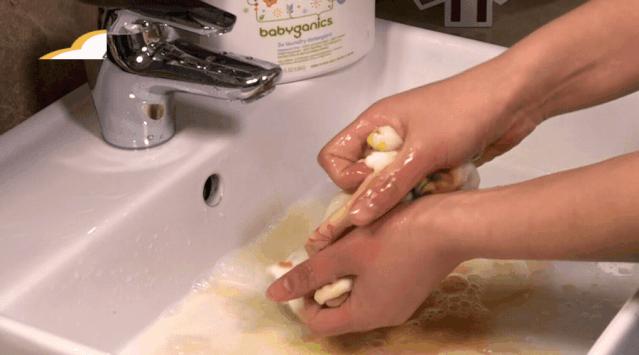 婴幼儿的衣服怎么洗最好,婴儿洗小衣服的方法有哪些